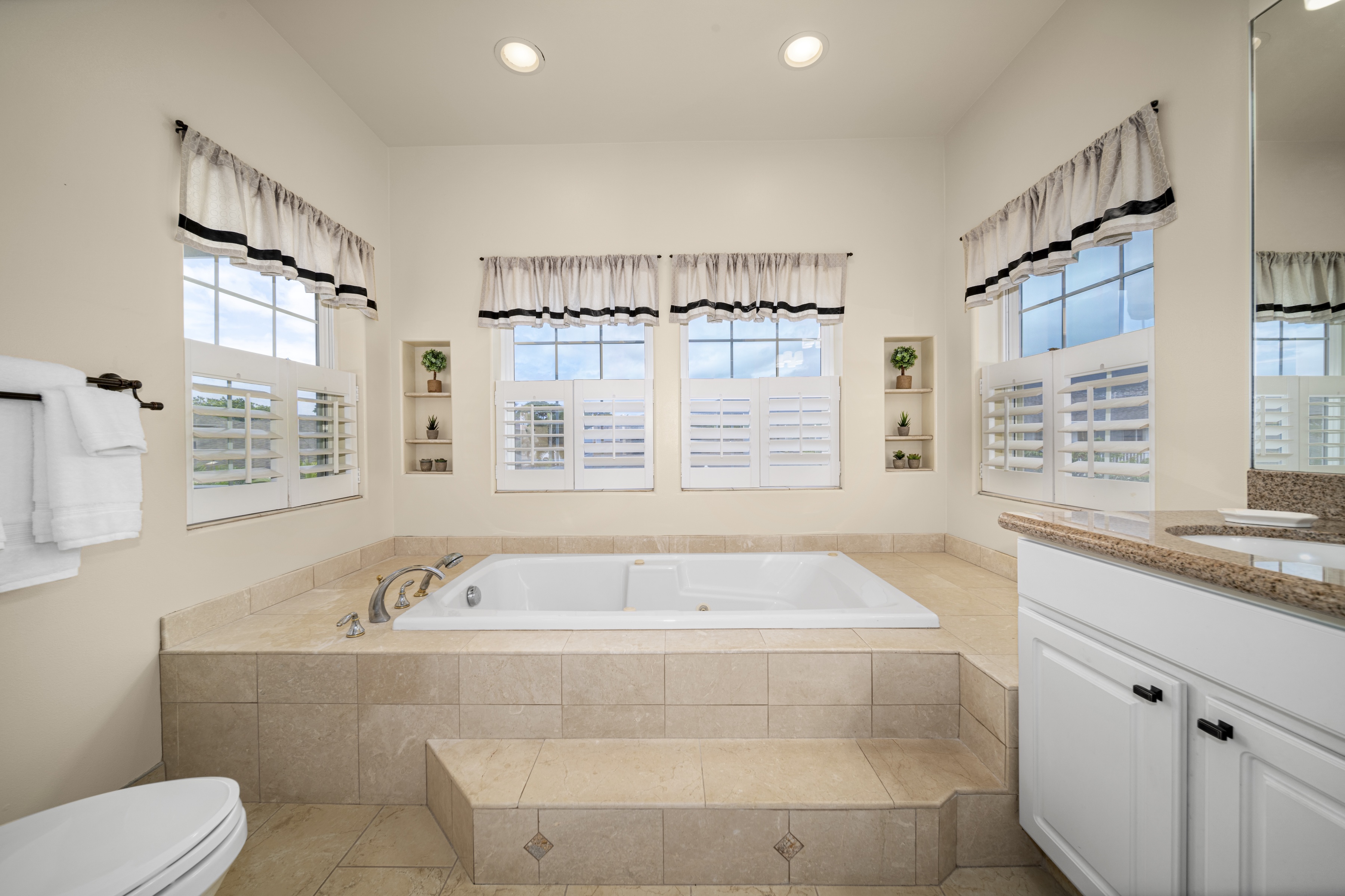  Pride of ownership explains this 4 bedroom 2.5 bath home & backyard - 物件實景