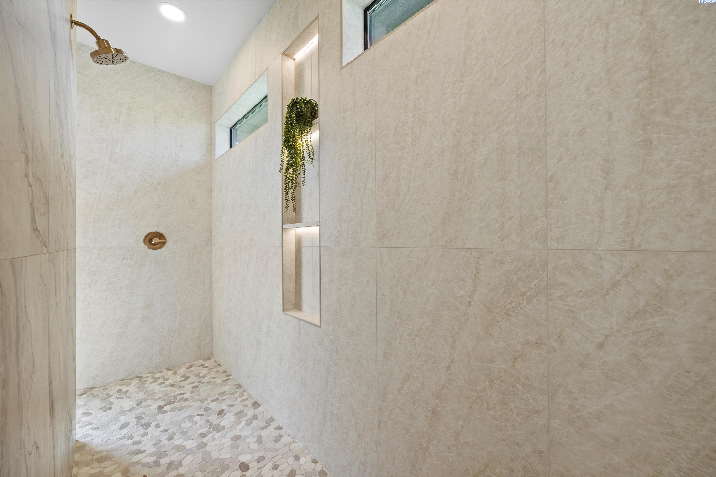 Kennewick, Washington, 99338, United States, 4 Bedrooms Bedrooms, ,4 BathroomsBathrooms,Residential,For Sale,1993366