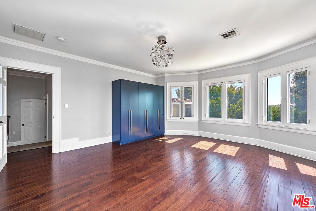 Los Angeles, California, 90005, United States, 5 Bedrooms Bedrooms, ,6 BathroomsBathrooms,Residential,For Sale,1907226