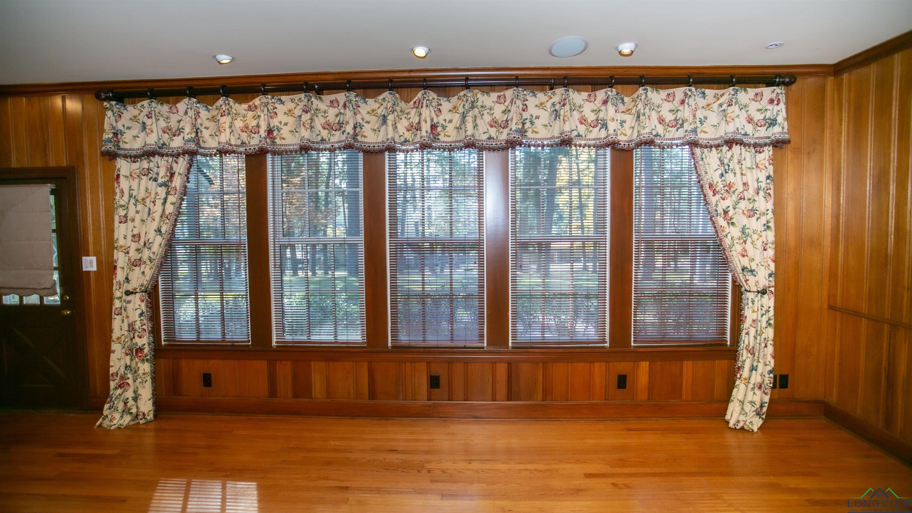Marshall, Texas, 75670, United States, 5 Bedrooms Bedrooms, ,5 BathroomsBathrooms,Residential,For Sale,1943328