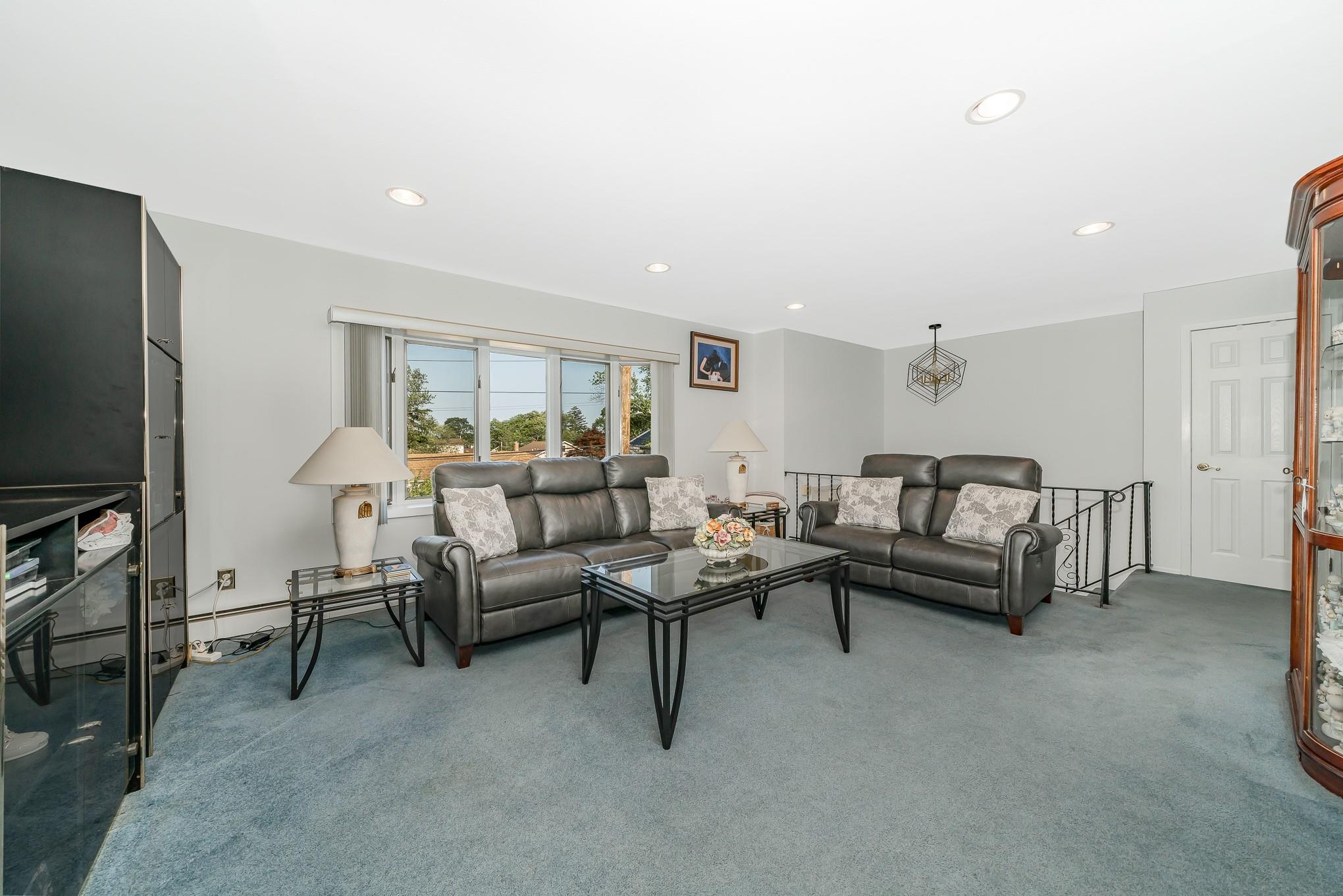 Franklin Square, New York, 11010, United States, 5 Bedrooms Bedrooms, ,2 BathroomsBathrooms,Residential,For Sale,1974579