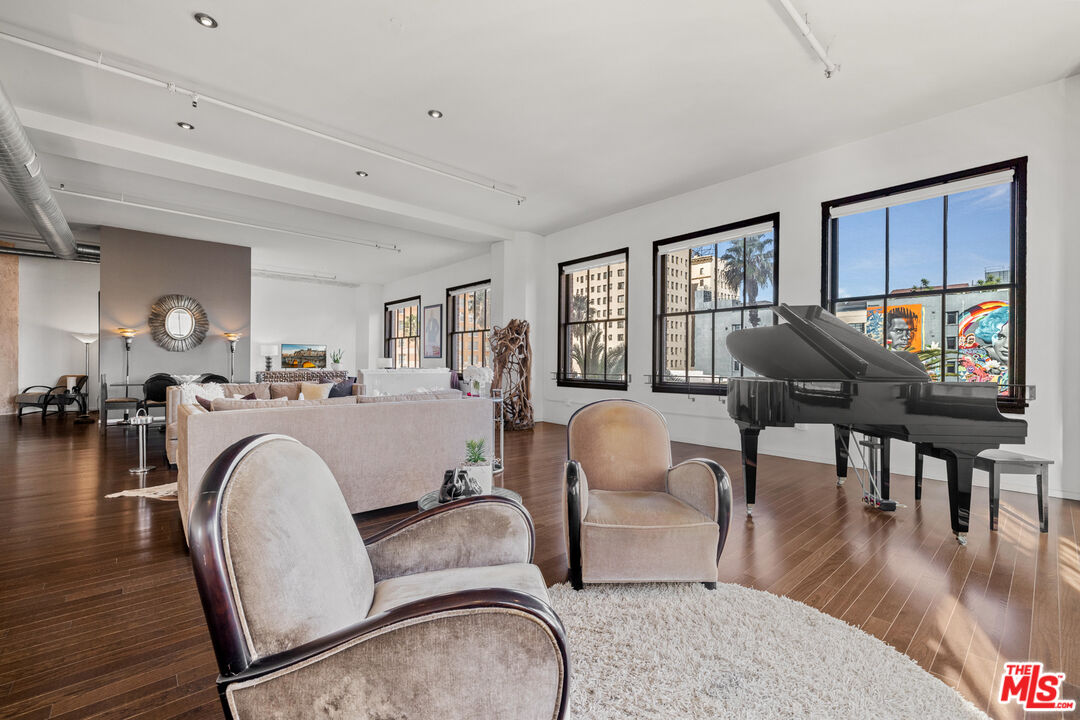 Los Angeles, California, 90028, United States, 2 Bedrooms Bedrooms, ,2 BathroomsBathrooms,Residential,For Sale,1827936