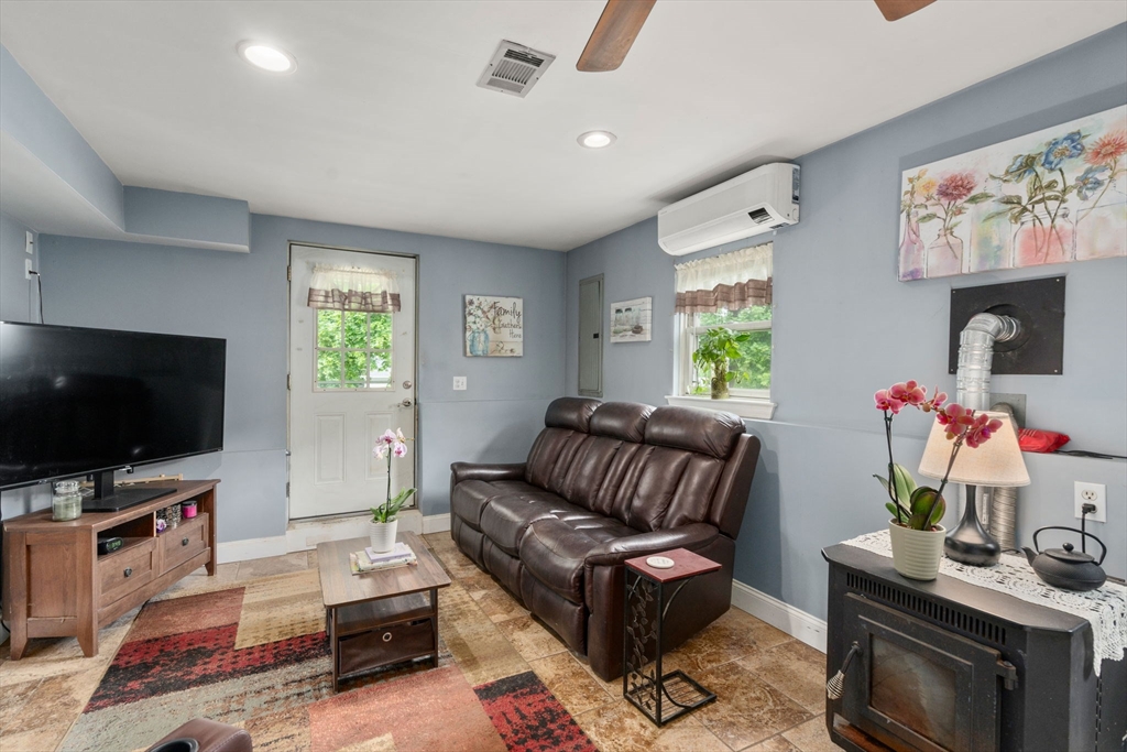 Wakefield, Massachusetts, 01880, United States, 5 Bedrooms Bedrooms, ,3 BathroomsBathrooms,Residential,For Sale,1837062