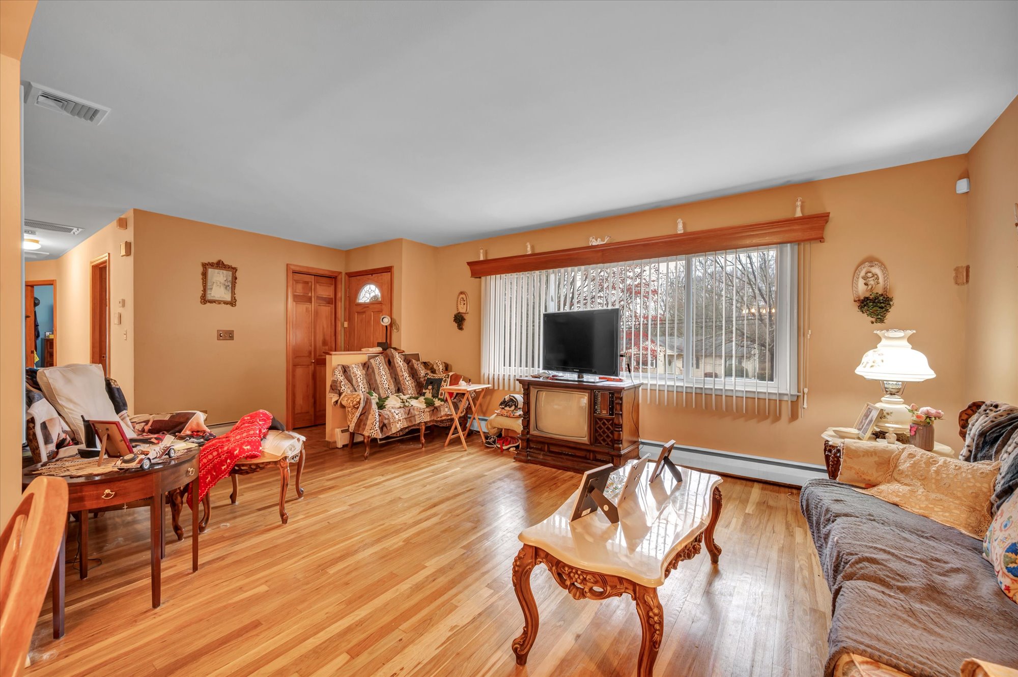 Trumbull, Connecticut, 06611, United States, 3 Bedrooms Bedrooms, ,2 BathroomsBathrooms,Residential,For Sale,1999196