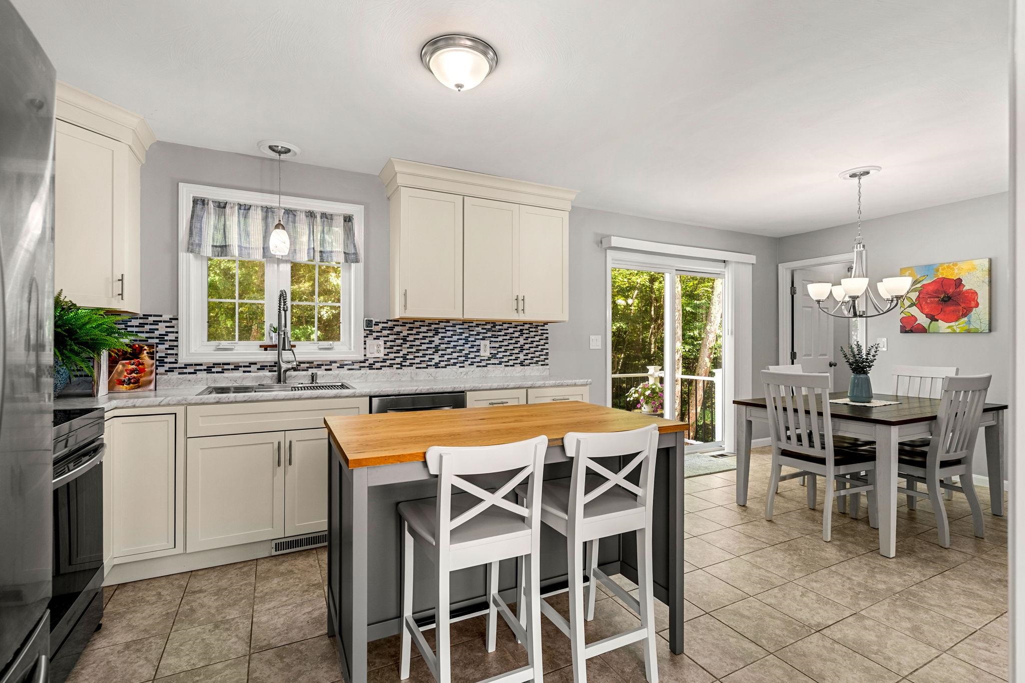 Derry, New Hampshire, 03038, United States, 3 Bedrooms Bedrooms, ,2 BathroomsBathrooms,Residential,For Sale,1927202