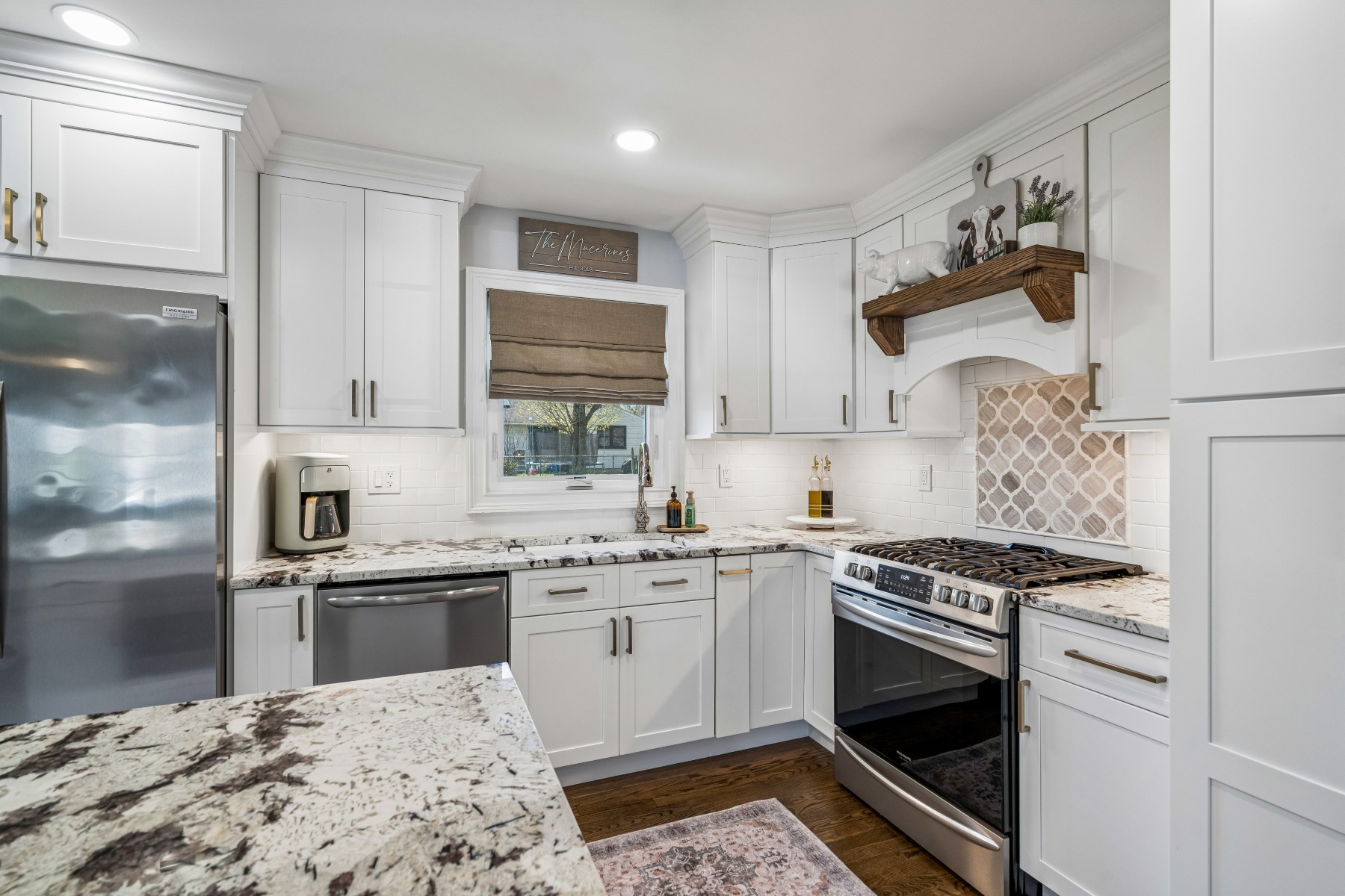  Immaculate and Updated Split Level Residence - 物件實景