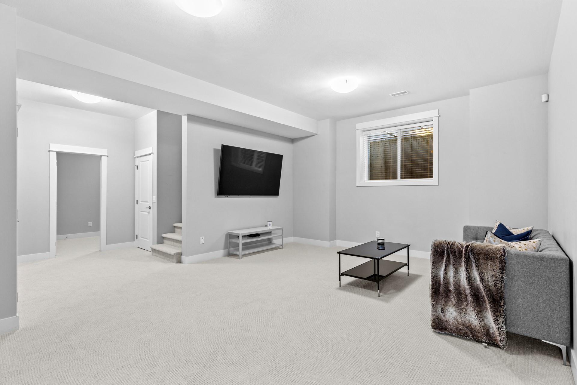 KELOWNA, British Columbia, V1W 5K2, CA, 5 Bedrooms Bedrooms, ,3 BathroomsBathrooms,Residential,For Sale,1960924