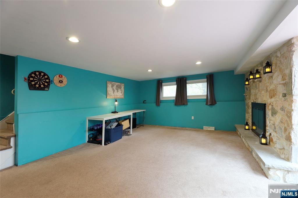 Northvale, New Jersey, 07647, United States, 4 Bedrooms Bedrooms, ,2 BathroomsBathrooms,Residential,For Sale,1986312