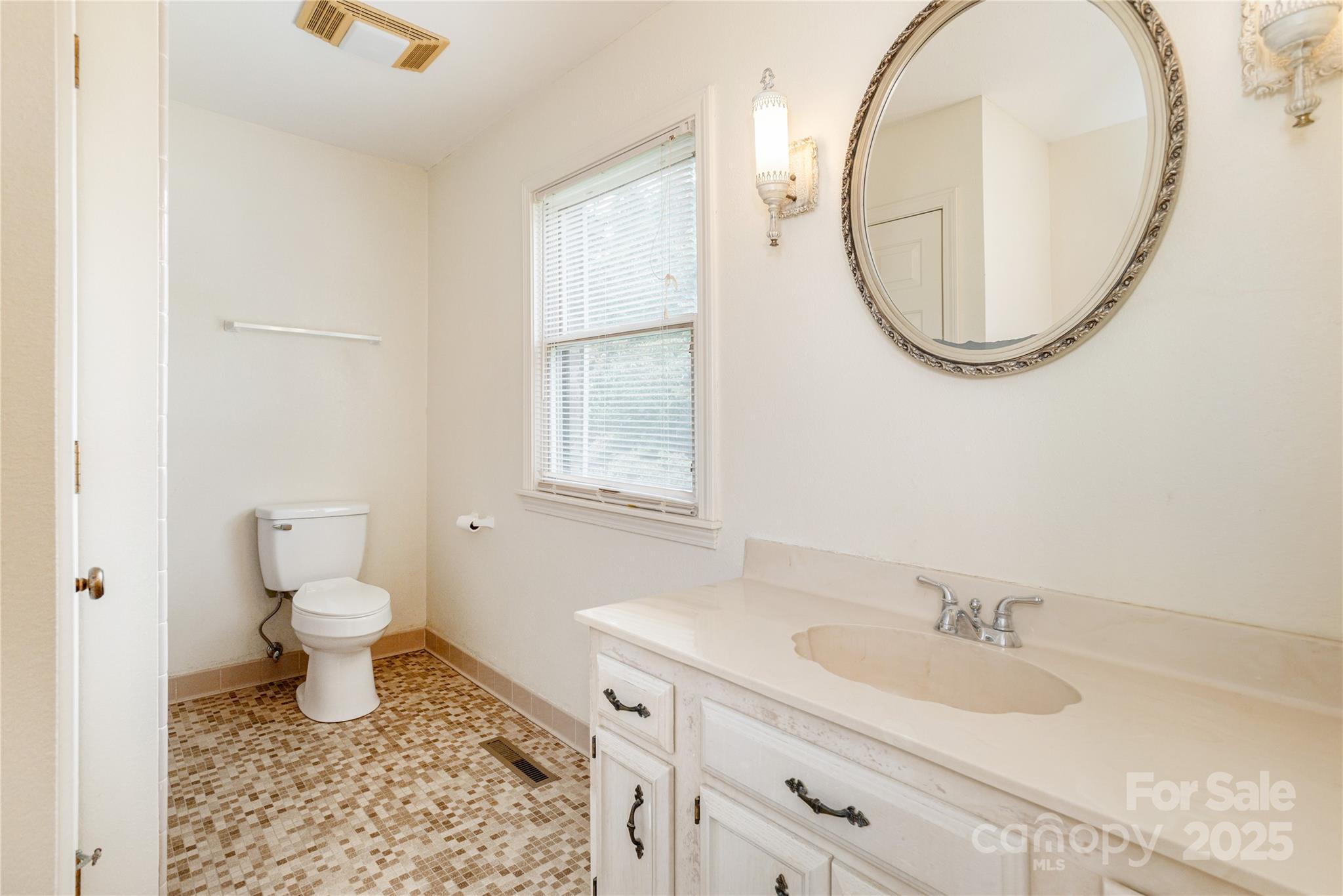 Hendersonville, North Carolina, 28791, United States, 3 Bedrooms Bedrooms, ,2 BathroomsBathrooms,Residential,For Sale,1910646