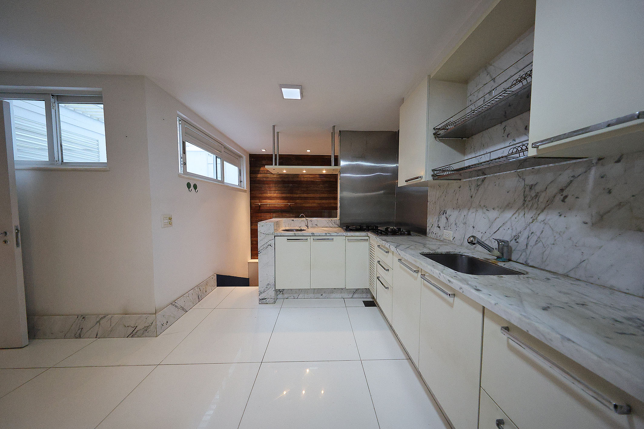  Residence near the beach on a gated street with 24-hour security - 物件實景