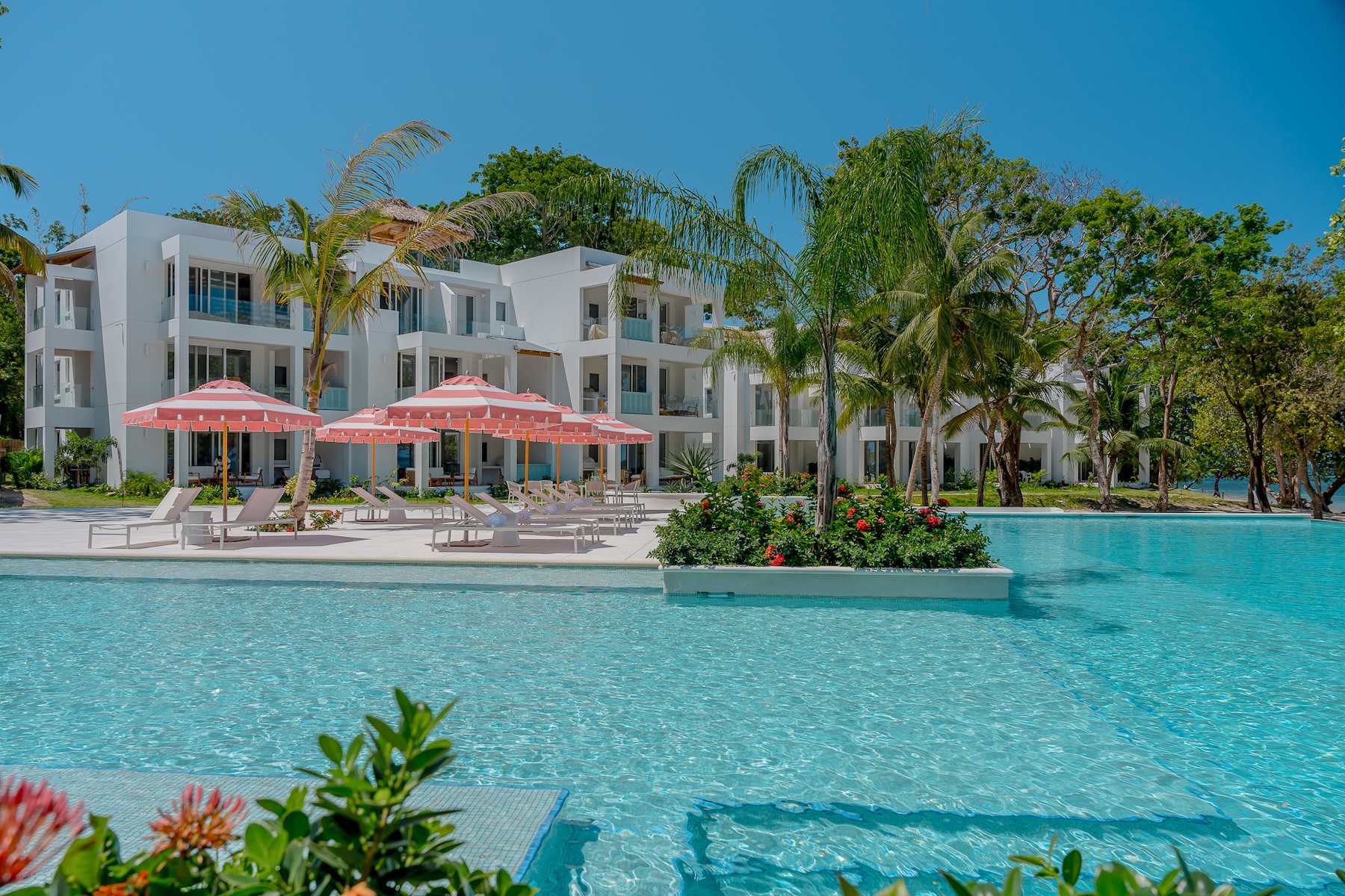  Beachfront Condo B2 in Watercolors Resort, West Bay - 物件實景