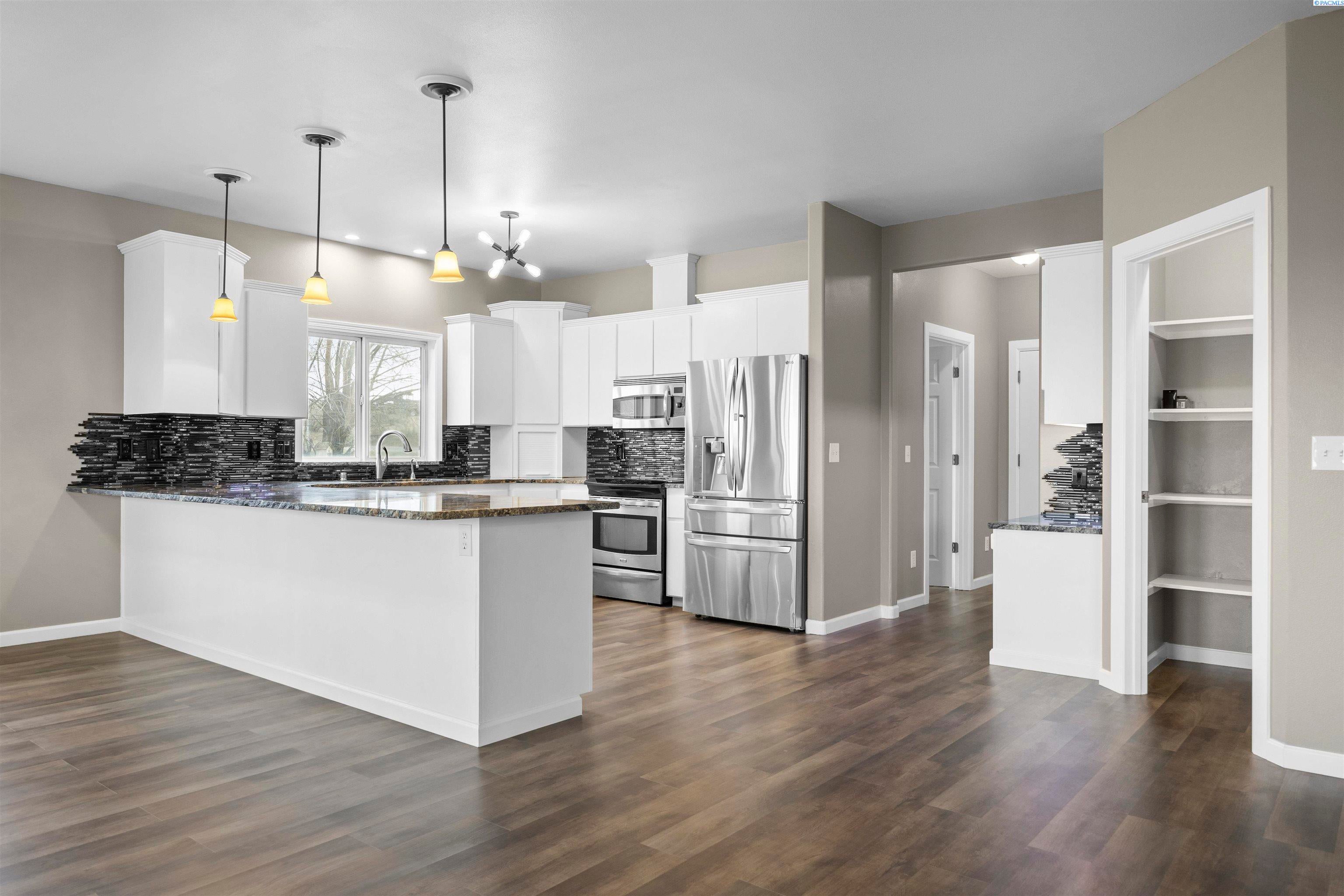 West Richland, Washington, 99353, United States, 5 Bedrooms Bedrooms, ,3 BathroomsBathrooms,Residential,For Sale,2020893