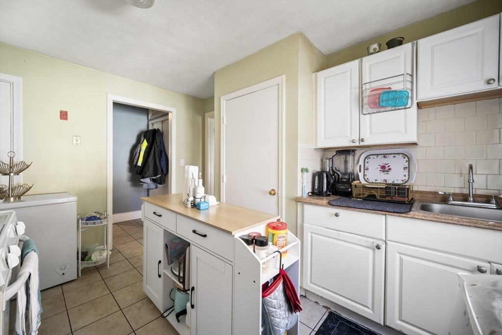 Lynn, Massachusetts, 01902, United States, 5 Bedrooms Bedrooms, ,3 BathroomsBathrooms,Residential,For Sale,1996647