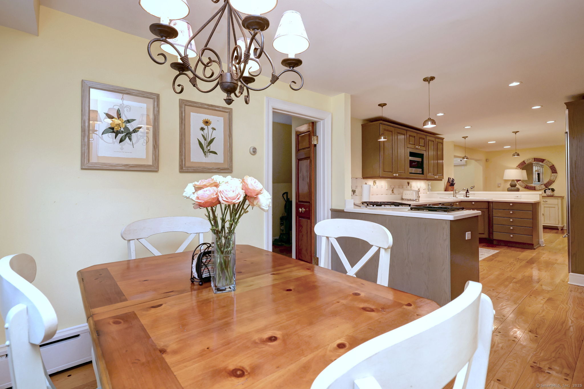 Hamden, Connecticut, 06517, United States, 5 Bedrooms Bedrooms, ,4 BathroomsBathrooms,Residential,For Sale,1924978