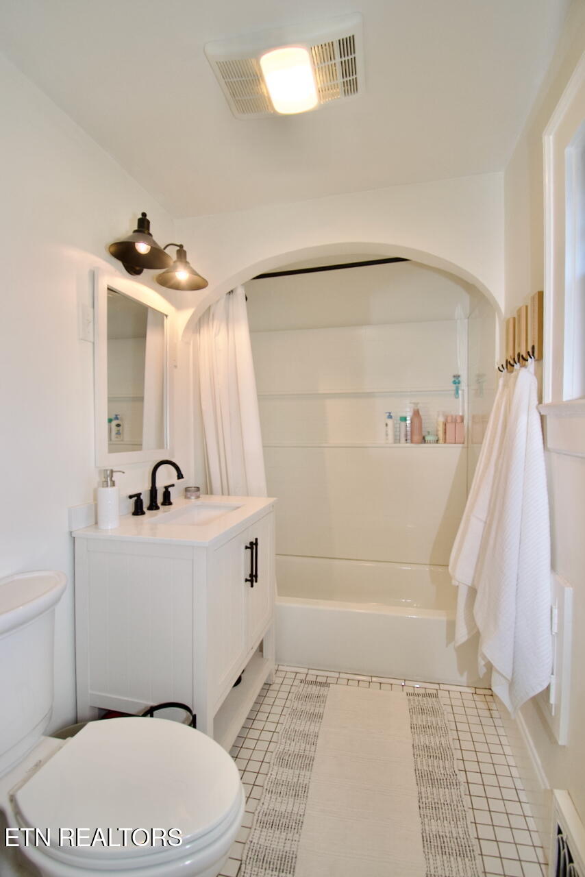 Maryville, Tennessee, 37803, United States, 4 Bedrooms Bedrooms, ,3 BathroomsBathrooms,Residential,For Sale,1989272