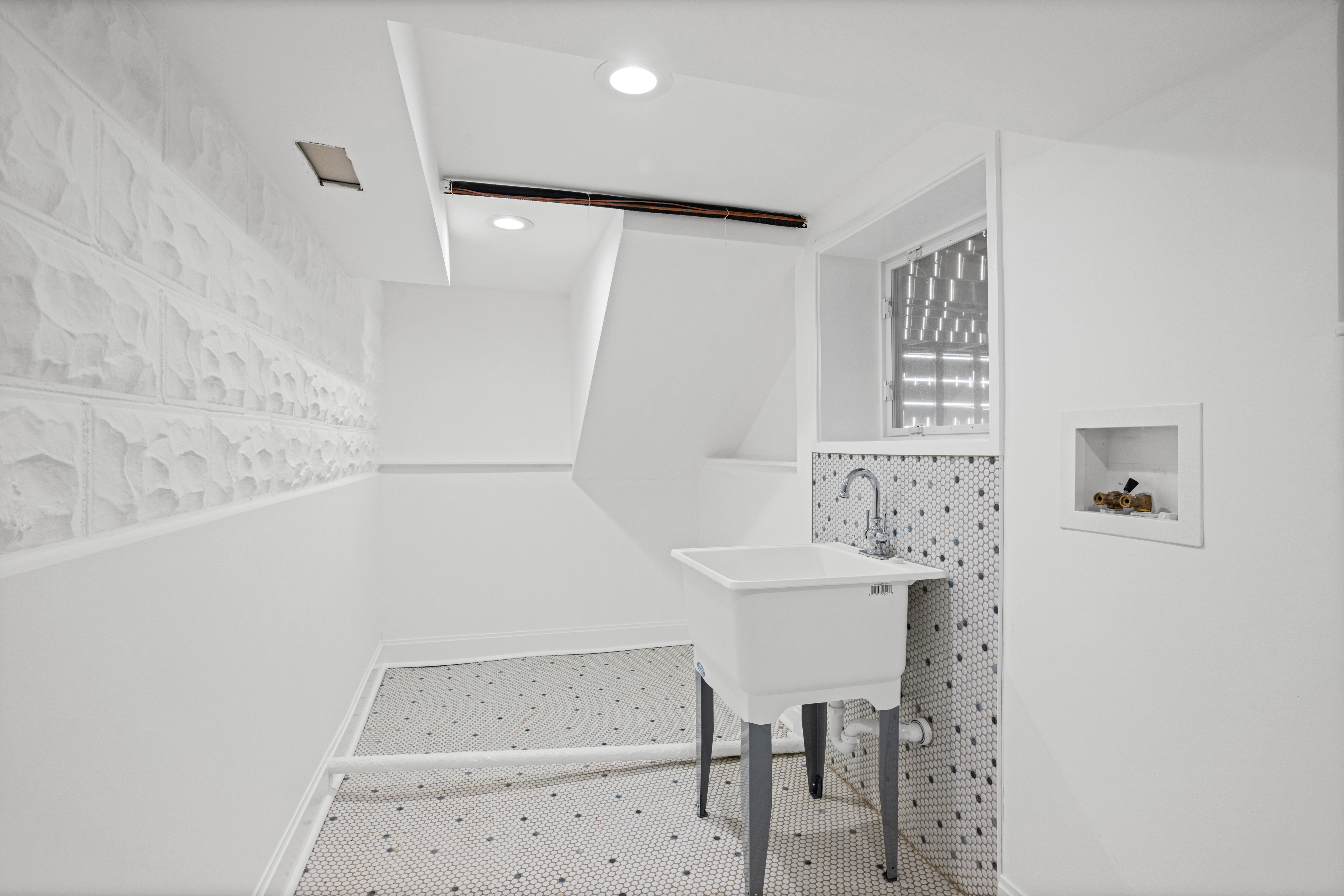  This Newly Rehabbed House has Been Completely Re-Done Top to Bottom - 物件實景