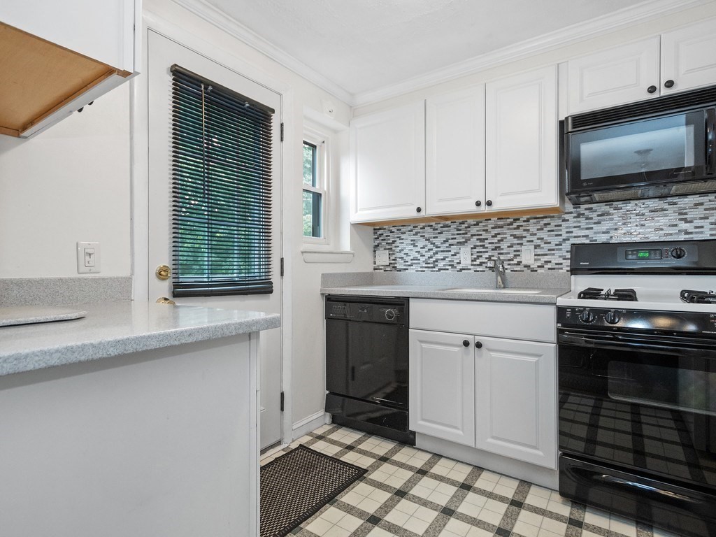 Waltham, Massachusetts, 02452, United States, 2 Bedrooms Bedrooms, ,2 BathroomsBathrooms,Residential,For Sale,1902655