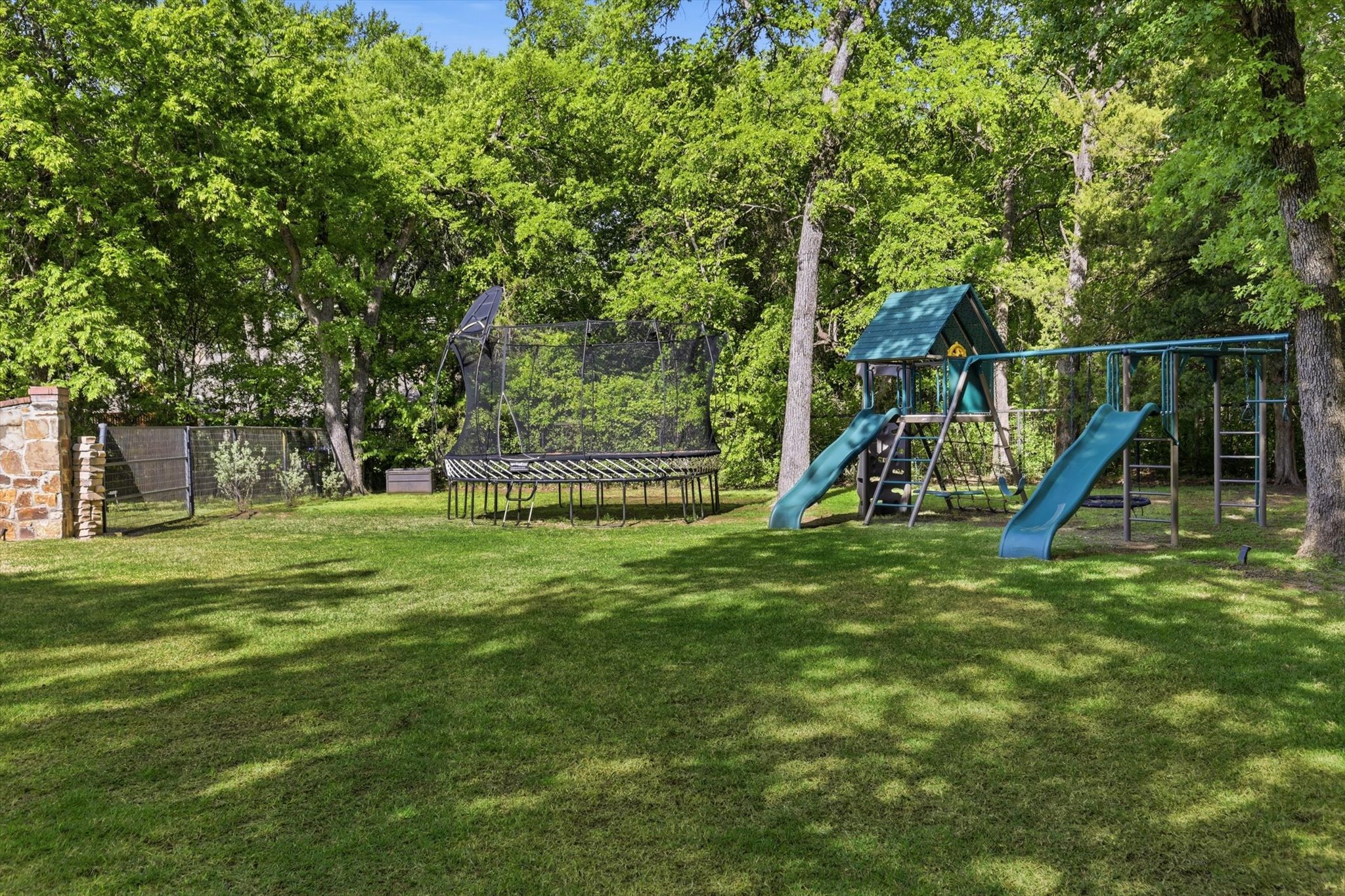  Resort-Style Estate Living on 1.9 Wooded Acres in Prestigious Shadow Wood Estate - 物件實景