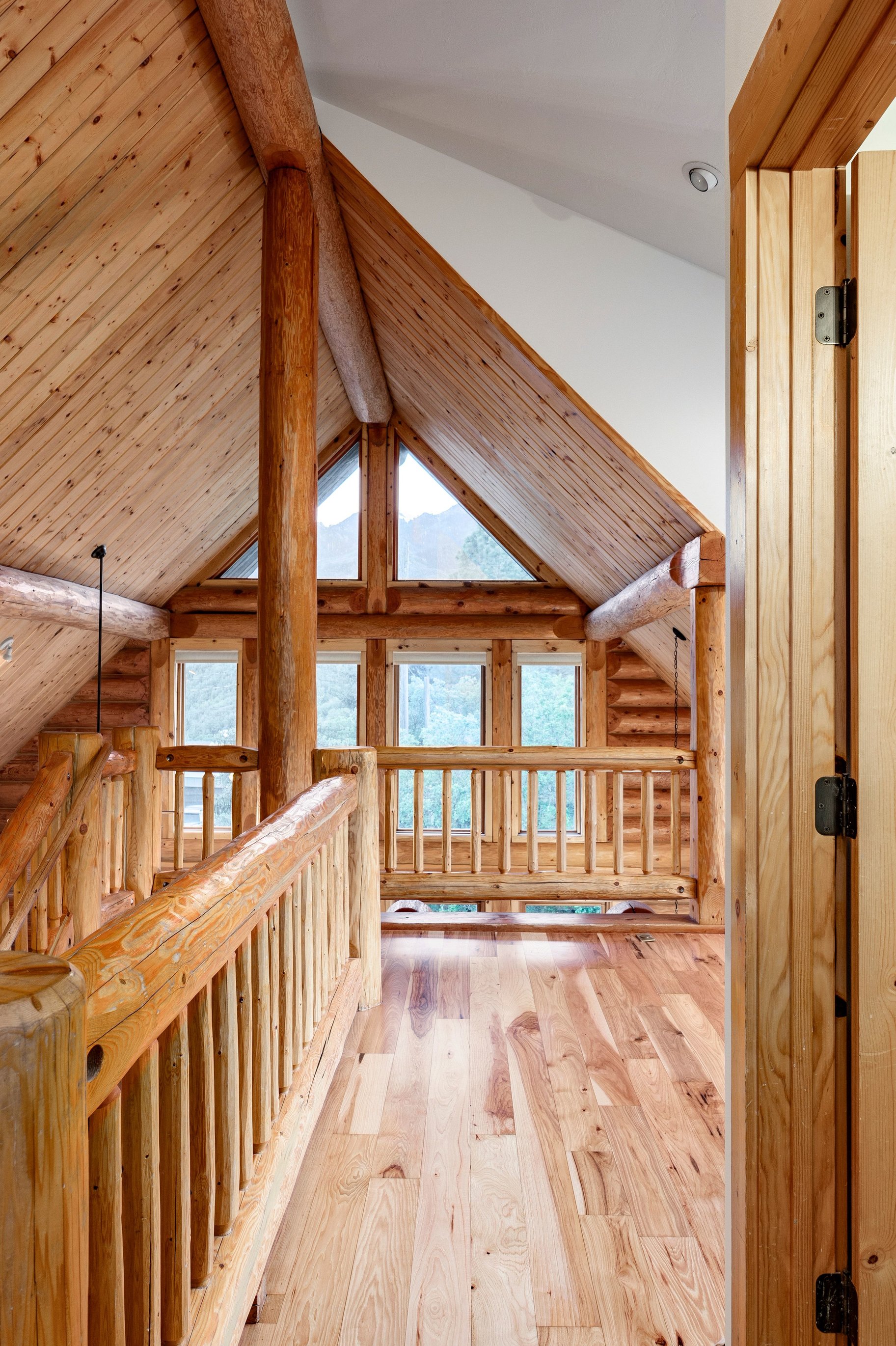  Refined Mountain Home on 1.27 Acres Near Snowbasin - 物件實景
