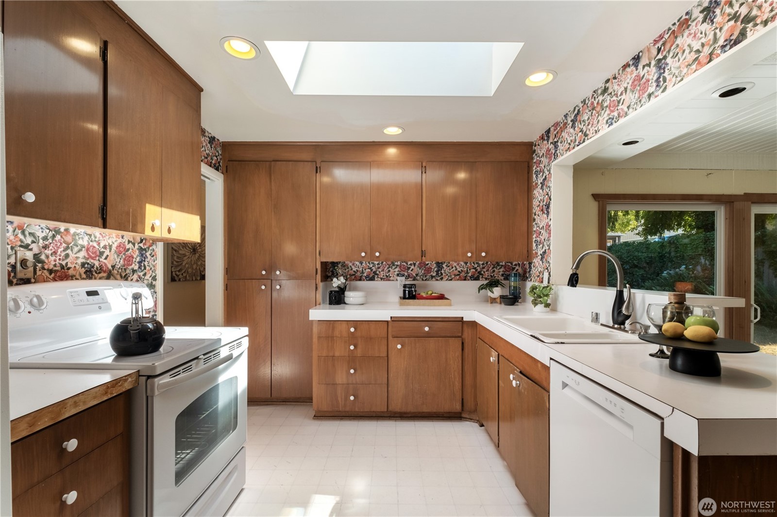 Kirkland, Washington, 98033, United States, 3 Bedrooms Bedrooms, ,2 BathroomsBathrooms,Residential,For Sale,1904417