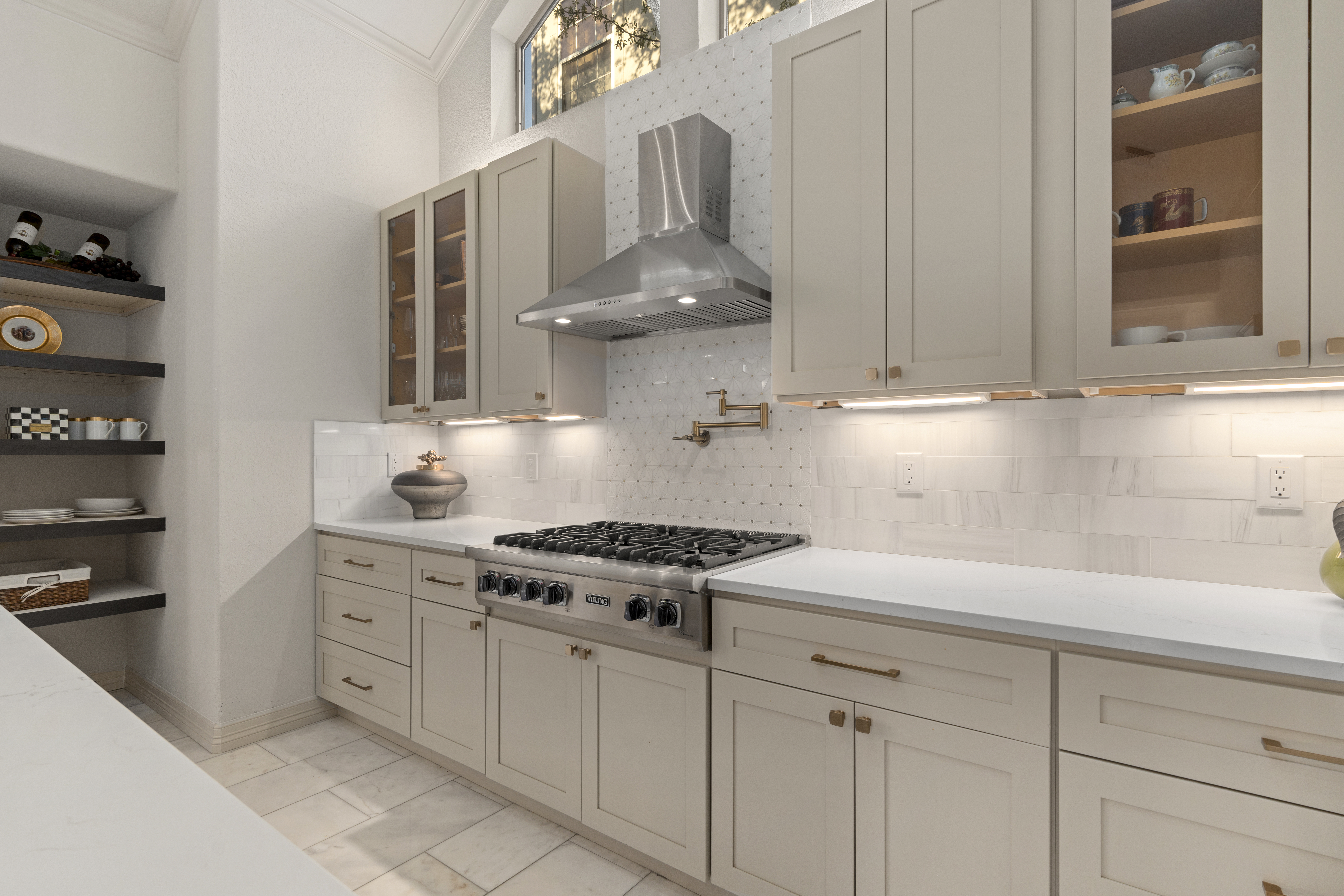  Updated Home with Captivating Interior Features - 物件實景