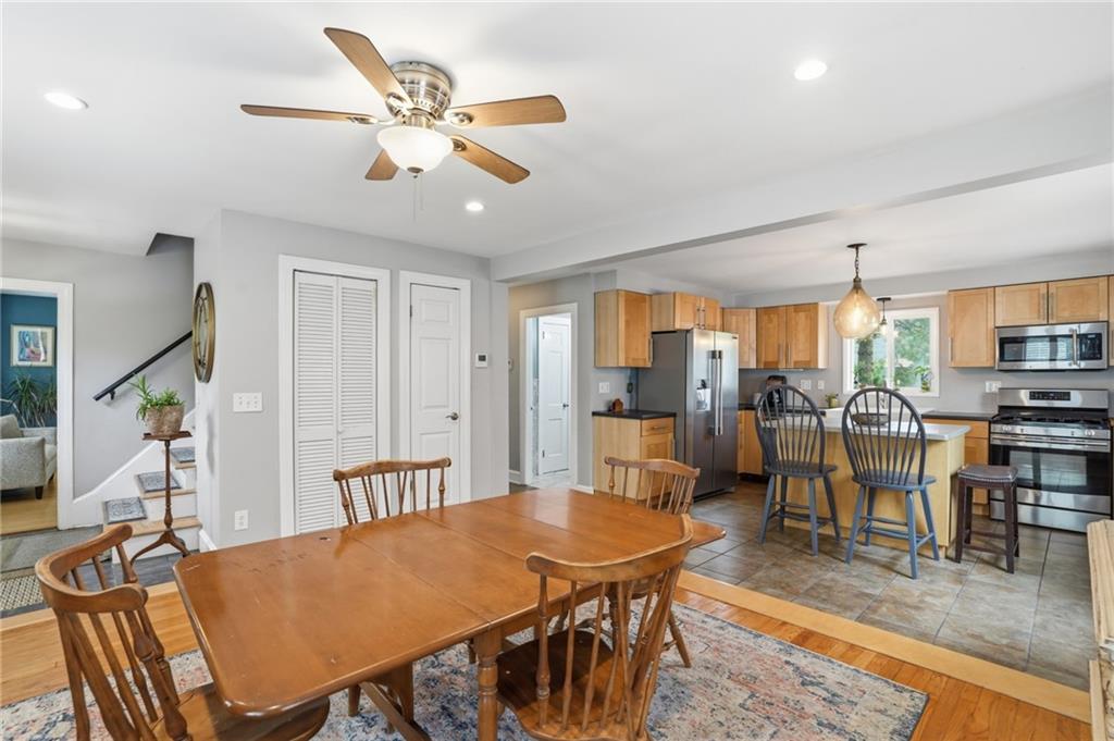 Warren, Rhode Island, 02885, United States, 2 Bedrooms Bedrooms, ,3 BathroomsBathrooms,Residential,For Sale,2048130