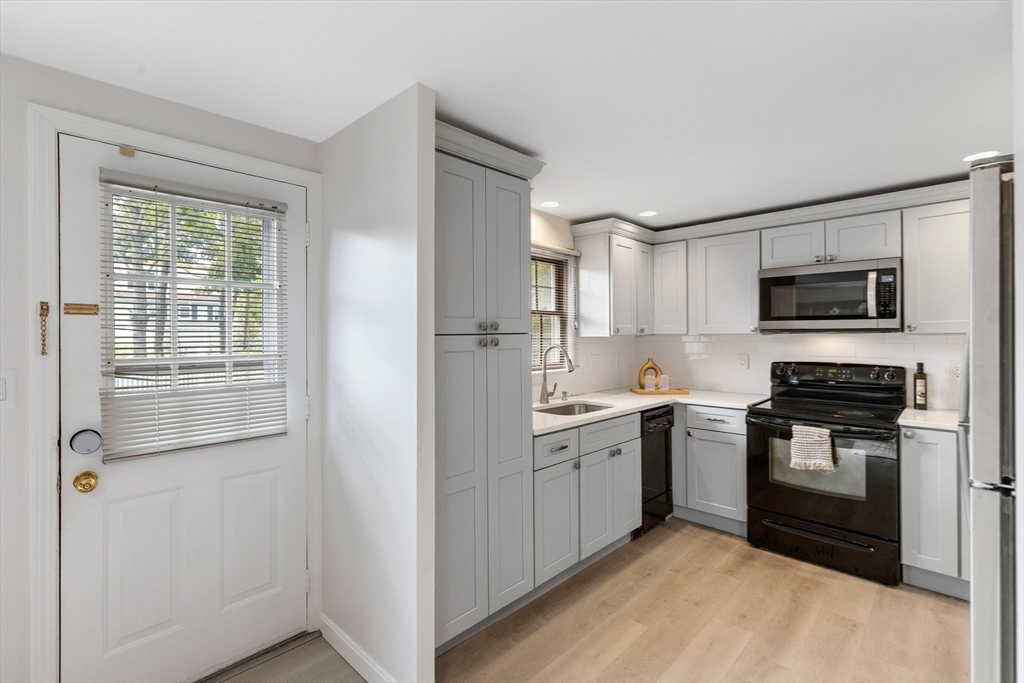 Malden, Massachusetts, 02148, United States, 2 Bedrooms Bedrooms, ,2 BathroomsBathrooms,Residential,For Sale,1974371