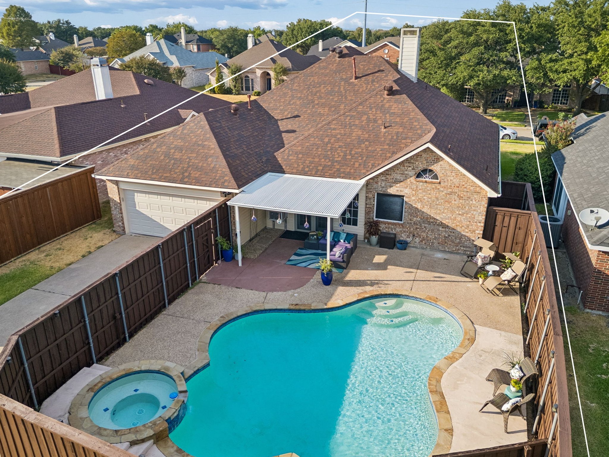  Poolside Living, With School Just Beyond the Fields - 物件實景