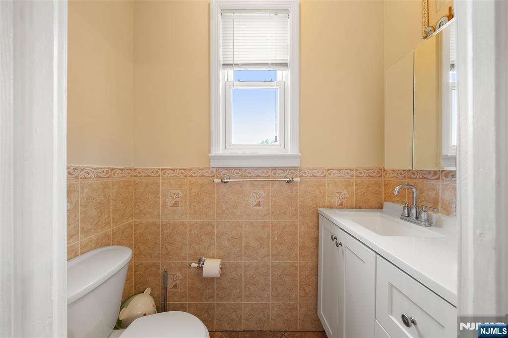 Fort Lee, New Jersey, 07024, United States, 4 Bedrooms Bedrooms, ,3 BathroomsBathrooms,Residential,For Sale,1850035