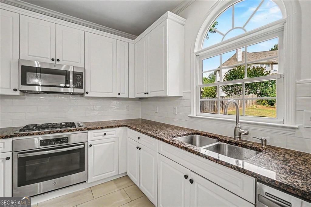Roswell, Georgia, 30075, United States, 5 Bedrooms Bedrooms, ,4 BathroomsBathrooms,Residential,For Sale,2044480