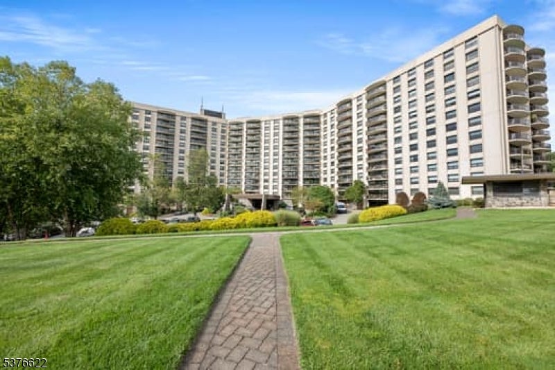 Verona Twp., New Jersey, 07044, United States, 2 Bedrooms Bedrooms, ,2 BathroomsBathrooms,Residential,For Sale,1976257