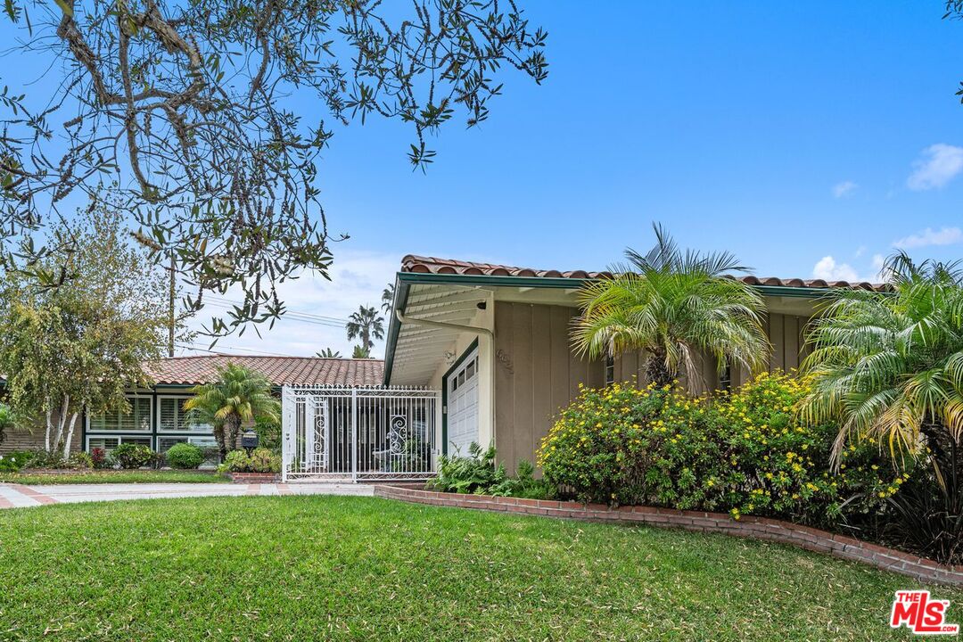 Los Angeles, California, 90056, United States, 5 Bedrooms Bedrooms, ,3 BathroomsBathrooms,Residential,For Sale,1987741