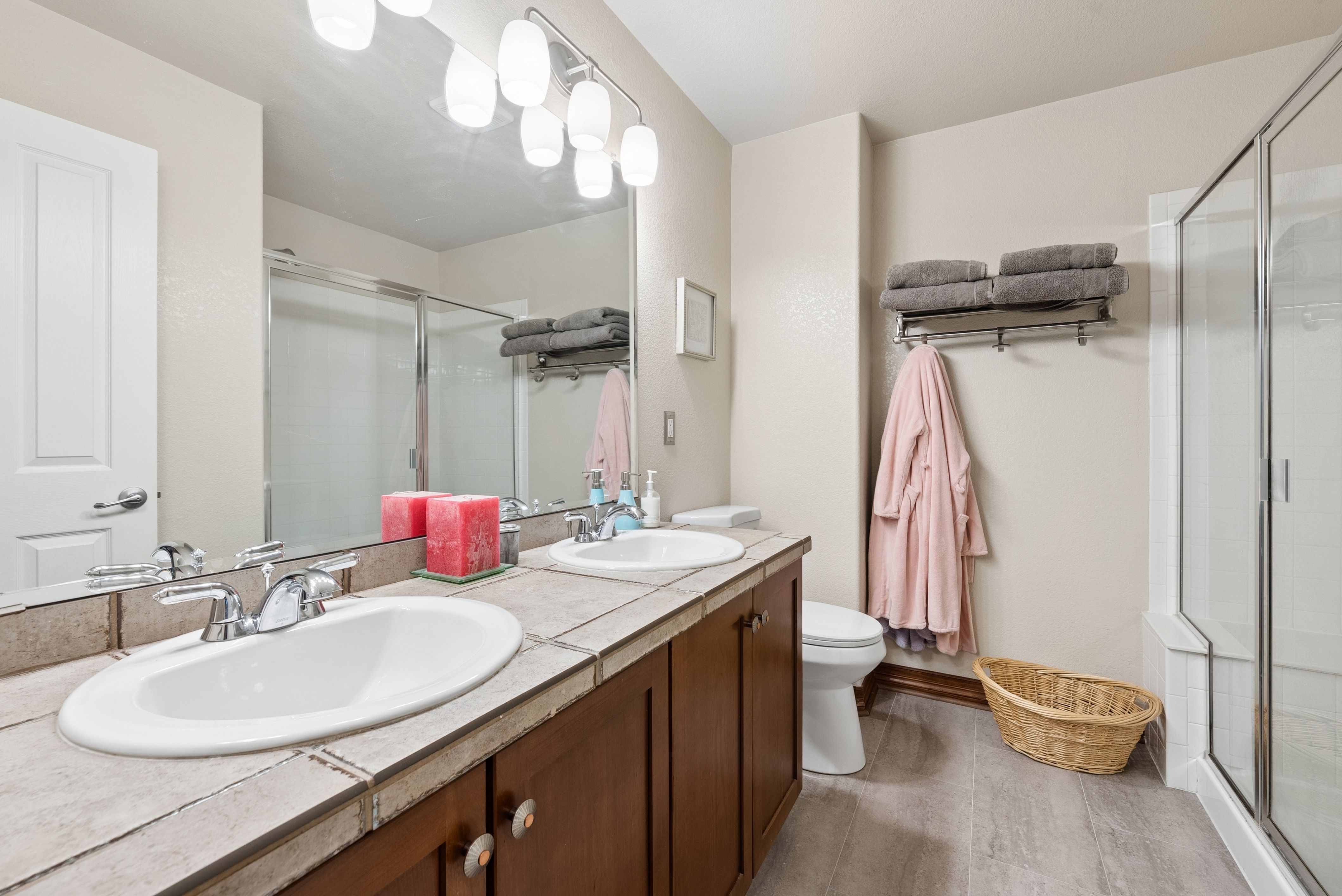  Maintenance-free, Updated Townhome In Prime Location - 物件實景