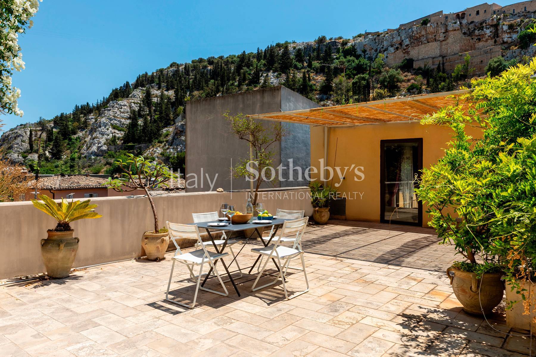 Detached property with a terrace, just a stone’s throw from the historic - 物件實景