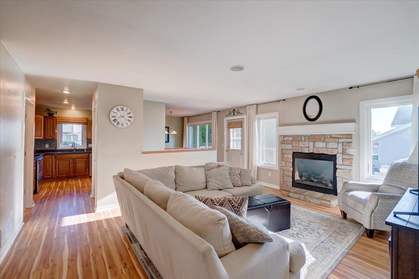 Sun Prairie, Wisconsin, 53590-4332, United States, 4 Bedrooms Bedrooms, ,3 BathroomsBathrooms,Residential,For Sale,1935966