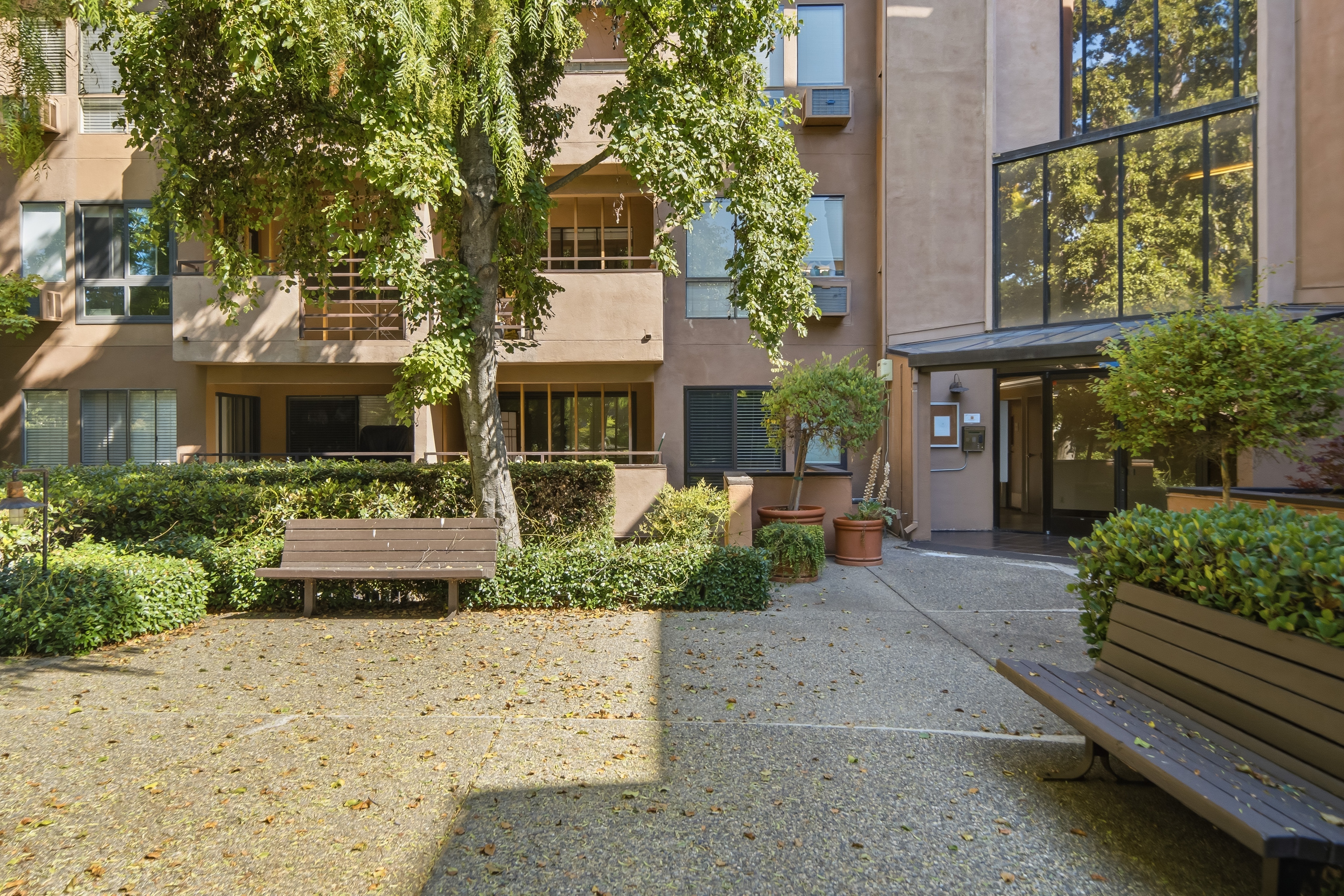  Beautifully Updated Top-Floor Living with Tranquil Courtyard Views - 物件實景