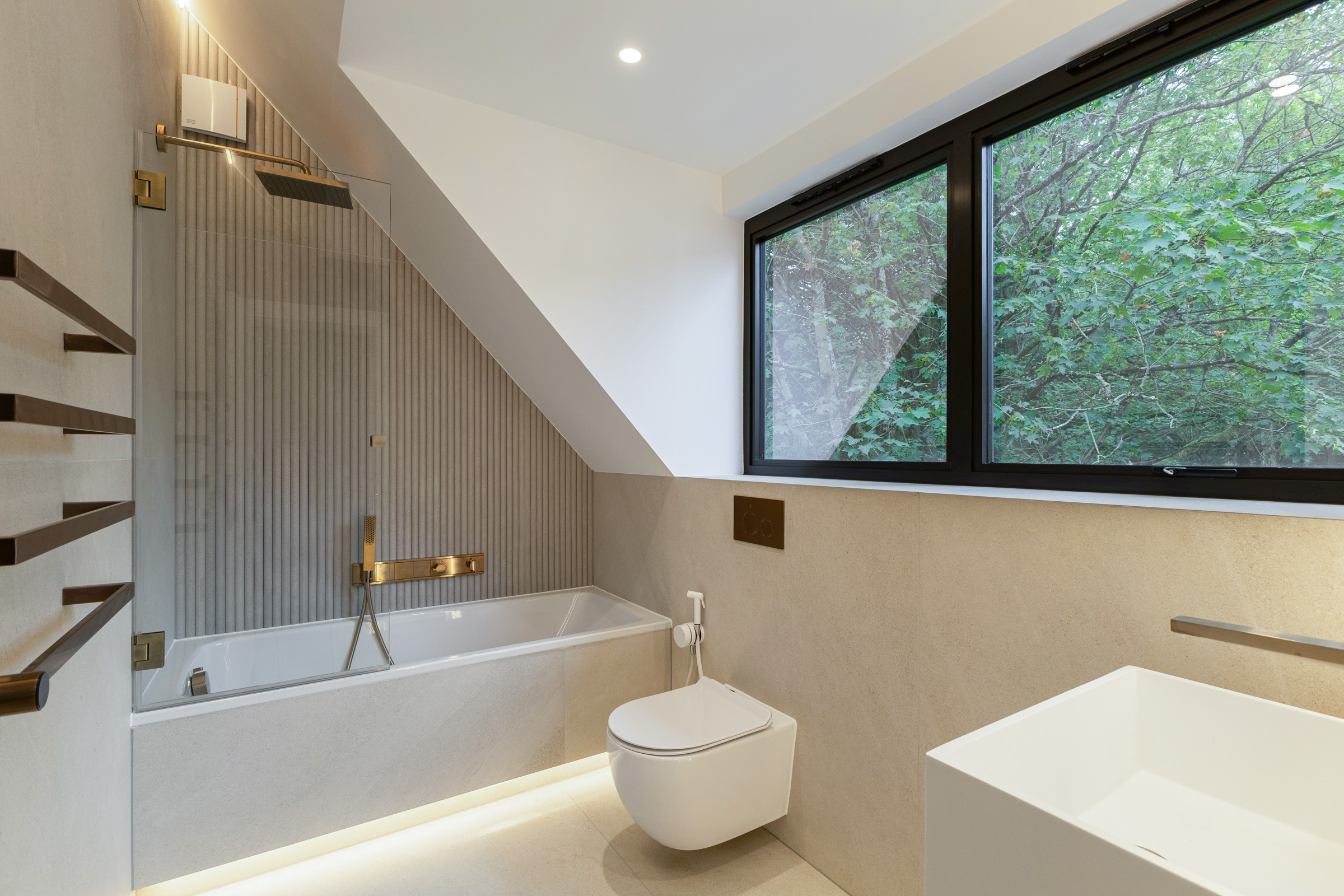  A Gated Contemporary House with an Indoor Swimming Pool - 物件實景