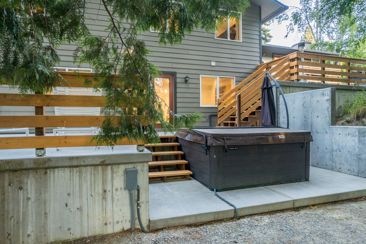 Bonners Ferry, Idaho, 83805, United States, 5 Bedrooms Bedrooms, ,5 BathroomsBathrooms,Residential,For Sale,1879157