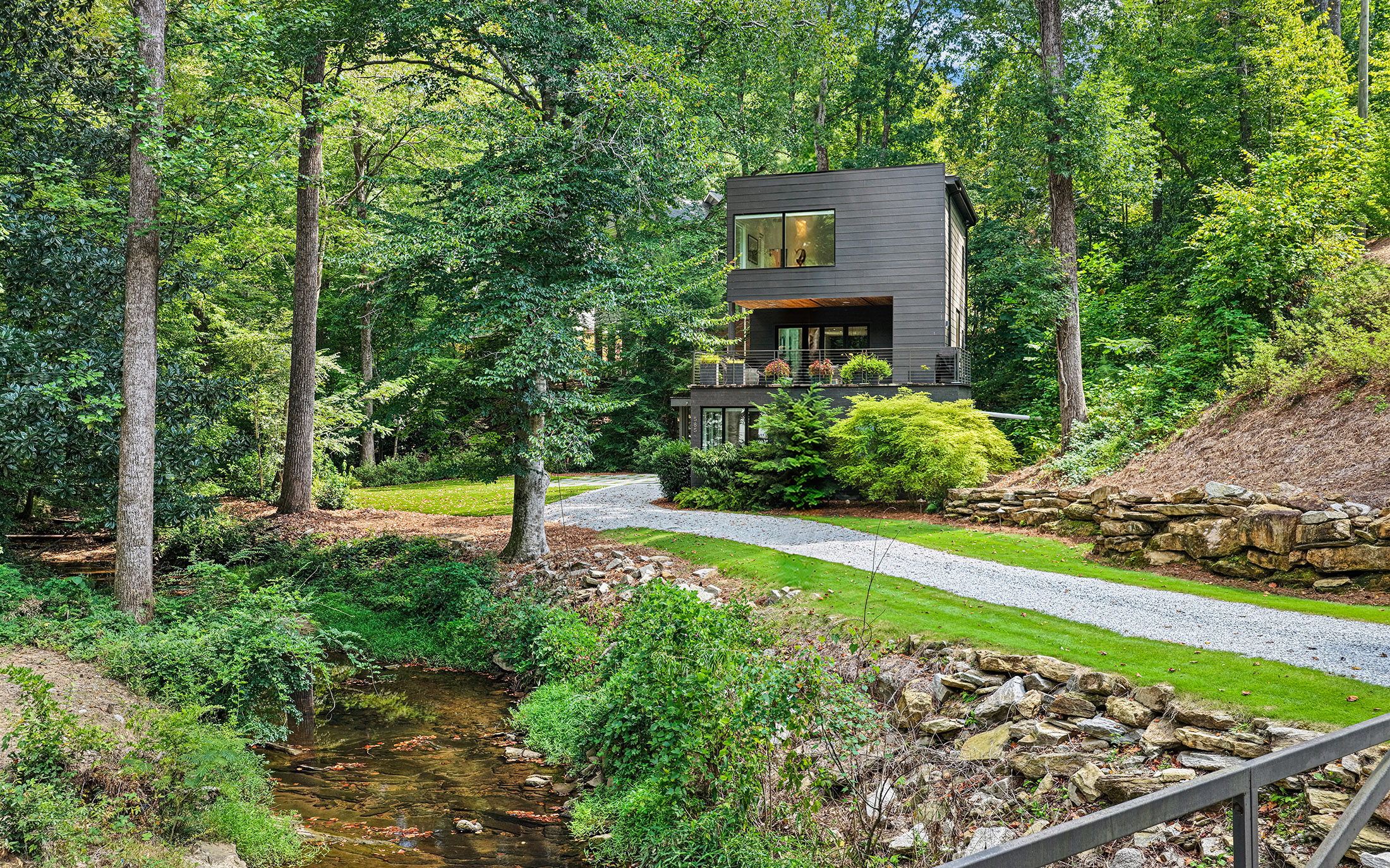  Striking Modern Home Offers Effortless Indoor-Outdoor Living - 物件實景