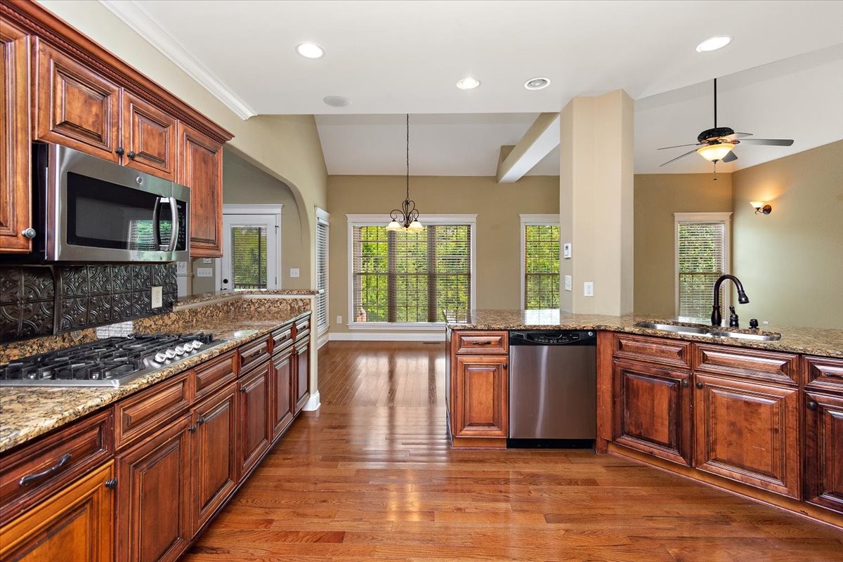Clarksville, Tennessee, 37043, United States, 4 Bedrooms Bedrooms, ,4 BathroomsBathrooms,Residential,For Sale,1933080