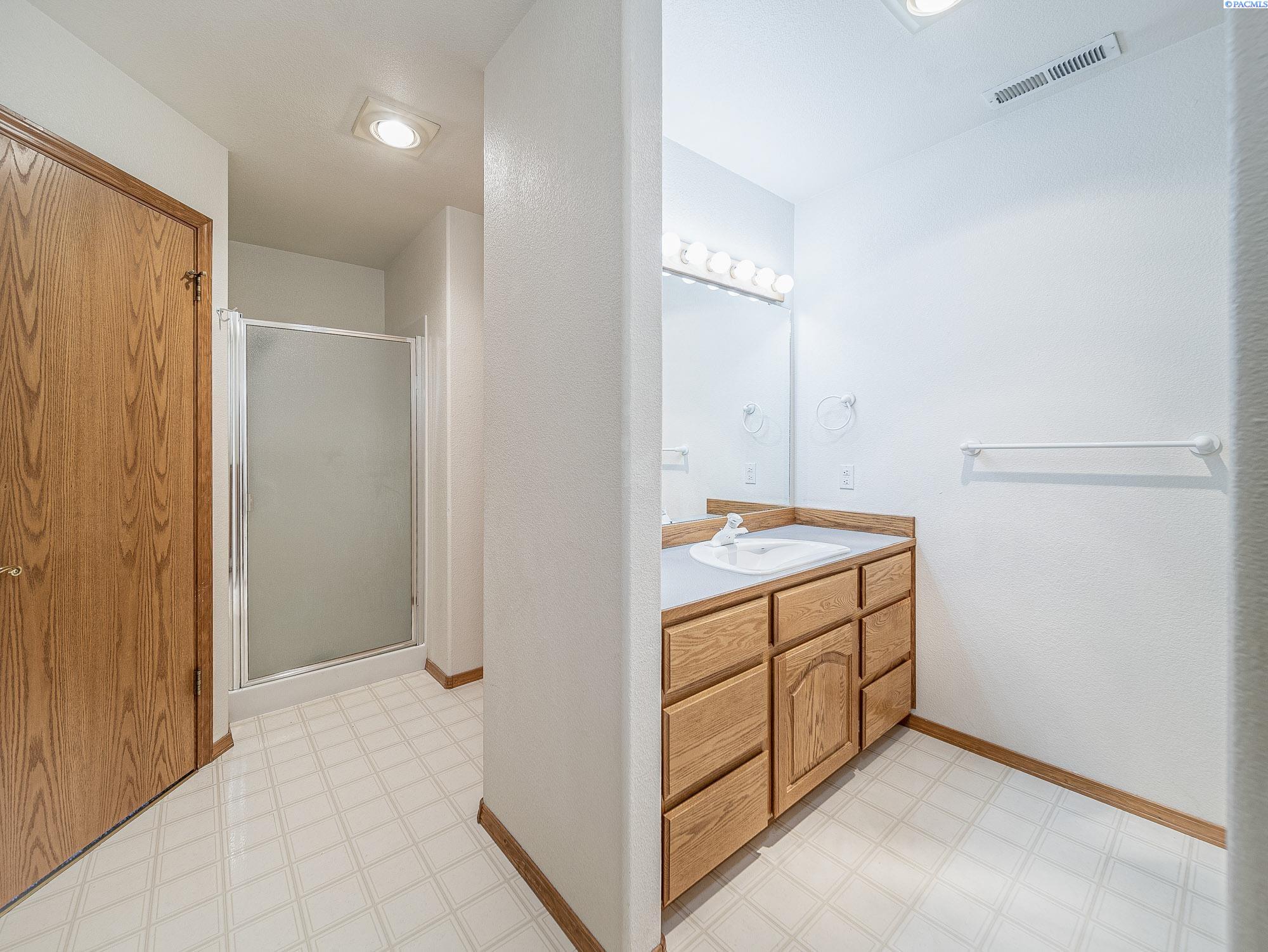 Yakima, Washington, 98908-0000, United States, 4 Bedrooms Bedrooms, ,2 BathroomsBathrooms,Residential,For Sale,1827891