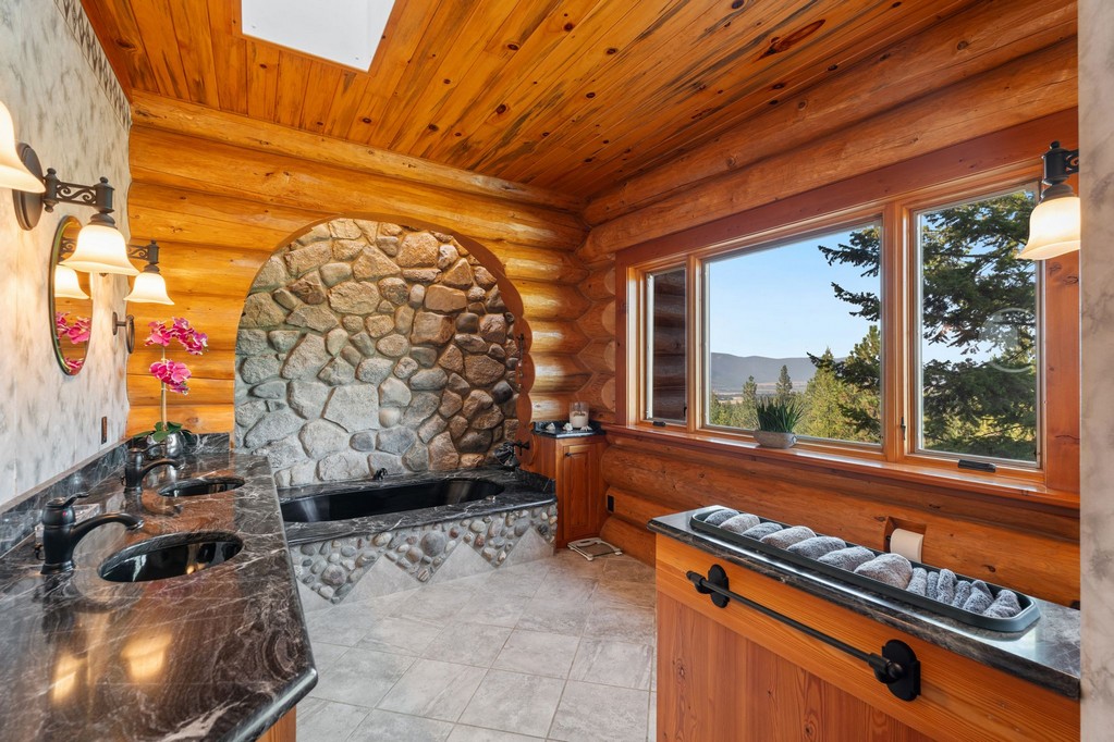 Bonners Ferry, Idaho, 83805, United States, 3 Bedrooms Bedrooms, ,4 BathroomsBathrooms,Residential,For Sale,1984473