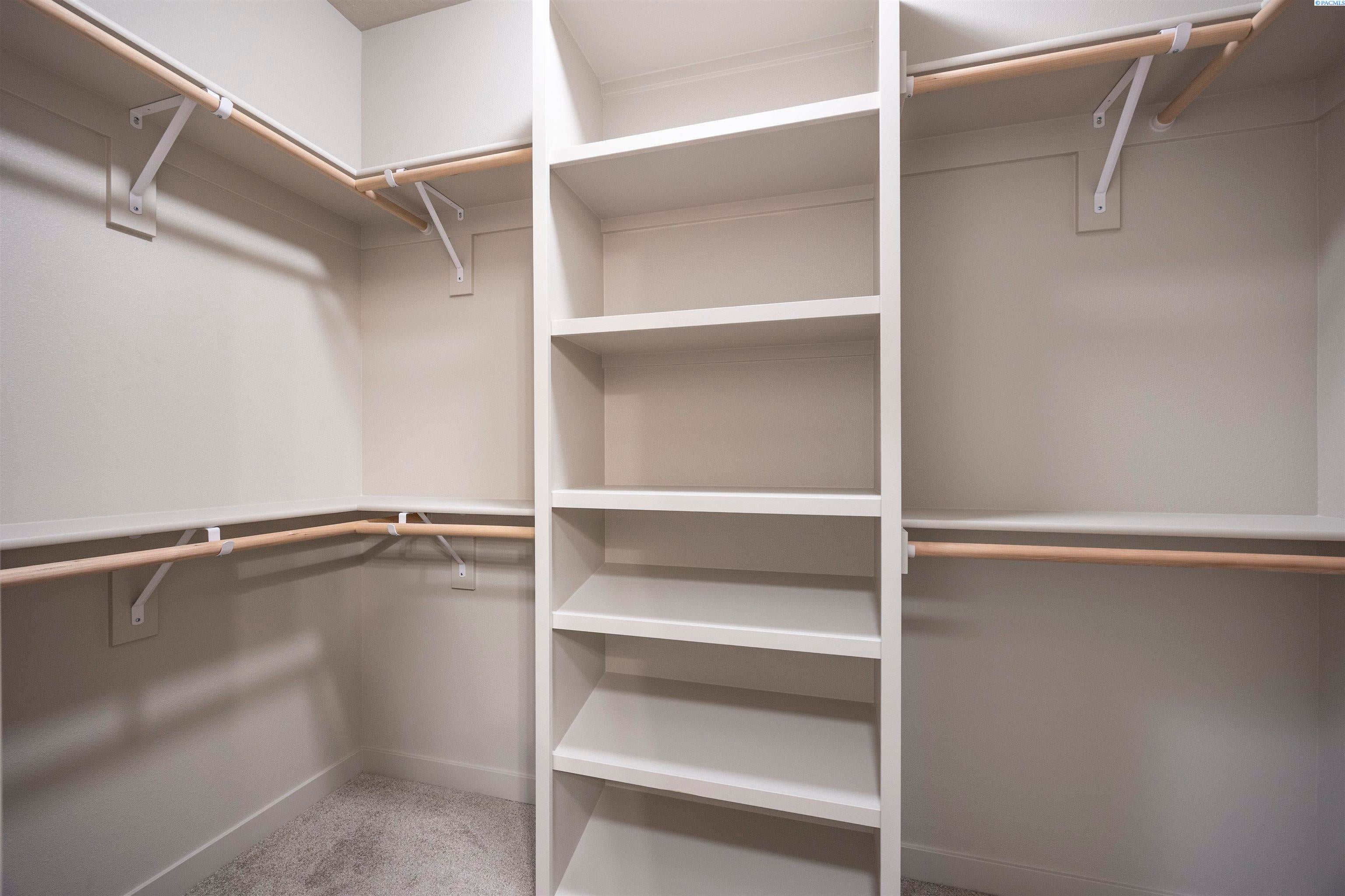 Richland, Washington, 99352, United States, 4 Bedrooms Bedrooms, ,3 BathroomsBathrooms,Residential,For Sale,1980389