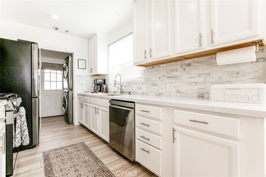 Van Nuys, California, 91402, United States, 3 Bedrooms Bedrooms, ,1 BathroomBathrooms,Residential,For Sale,1949812
