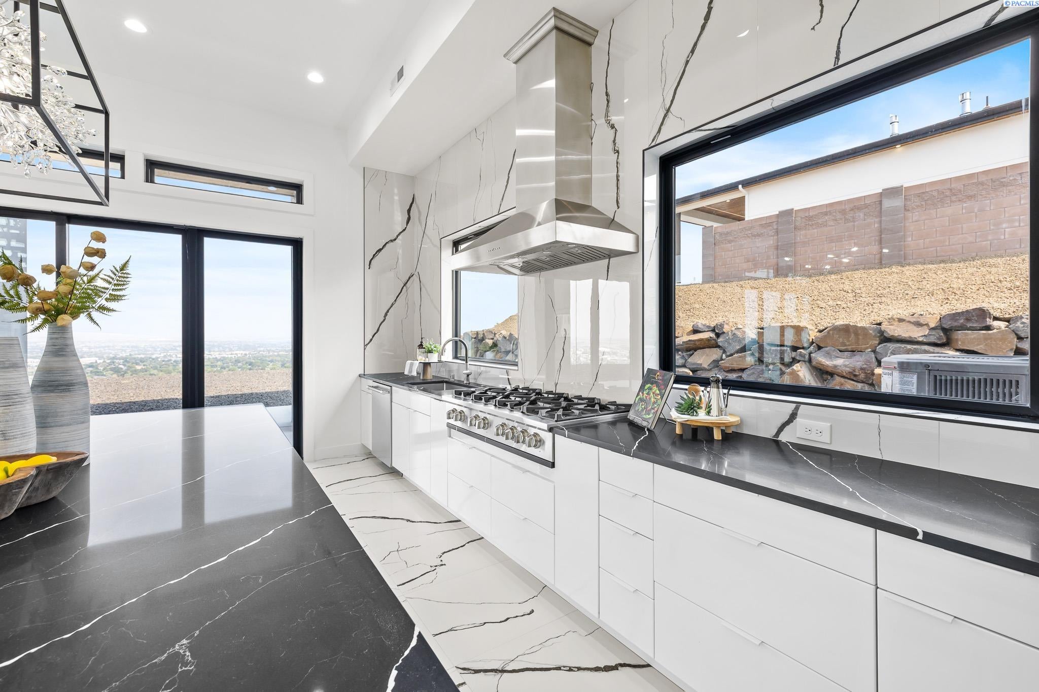 Kennewick, Washington, 99338, United States, 4 Bedrooms Bedrooms, ,6 BathroomsBathrooms,Residential,For Sale,1981644