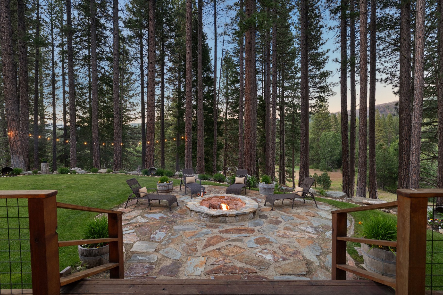  Hilltop Whitehawk Ranch Estate with Sweeping Meadow, Pond & Mountain Views - 物件實景