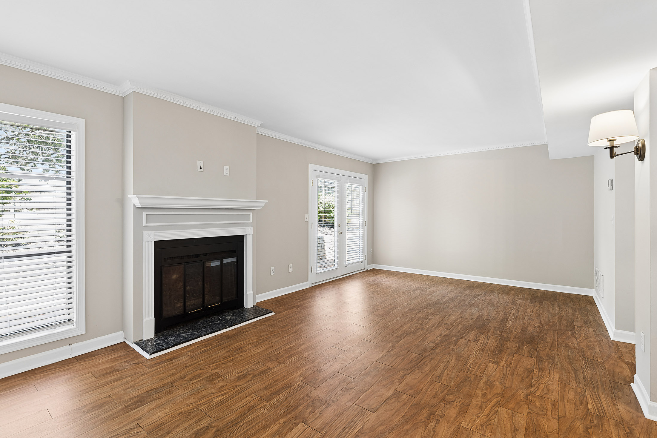  Beautifully Updated Fee Simple Townhome in an Exceptional Brookhaven Location - 物件實景