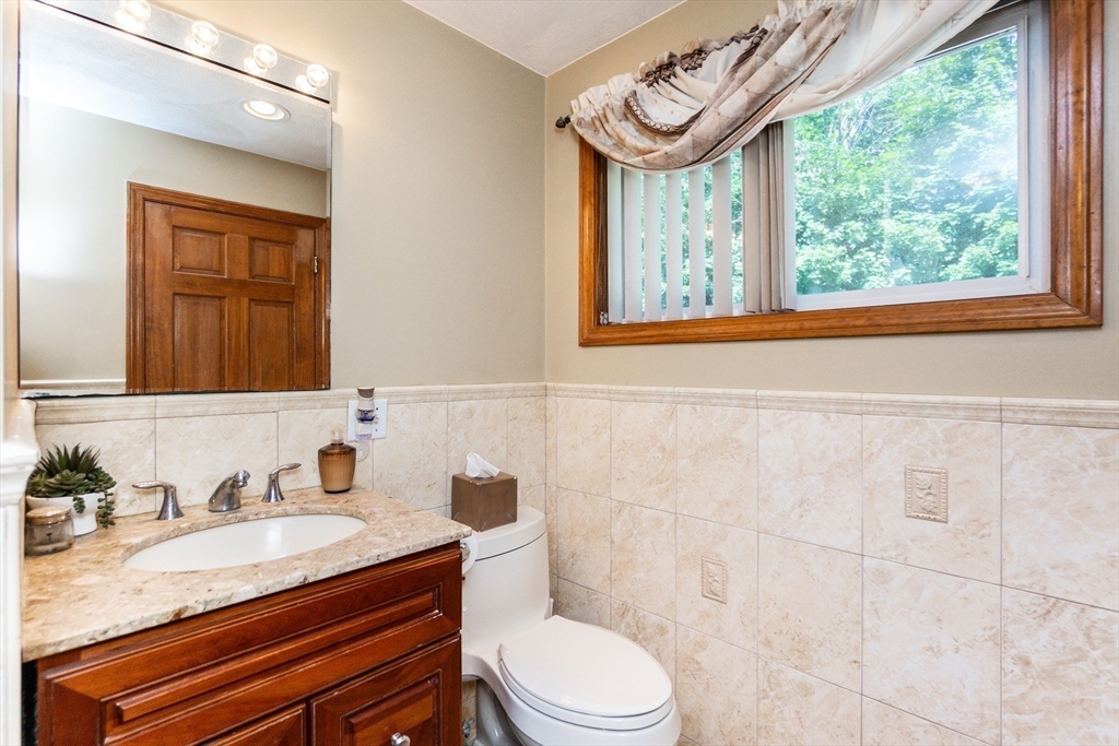 Saugus, Massachusetts, 01906, United States, 3 Bedrooms Bedrooms, ,2 BathroomsBathrooms,Residential,For Sale,1982387