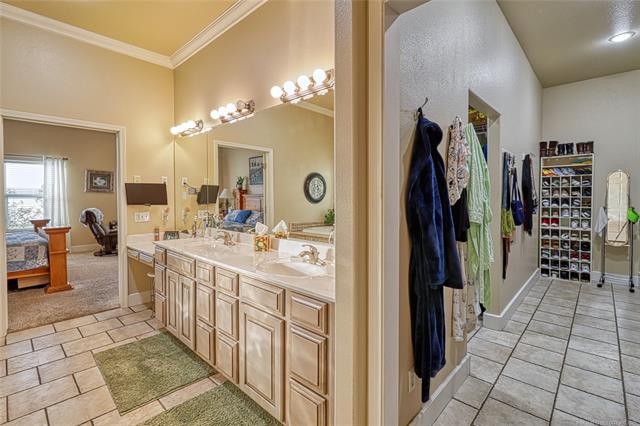 Eufaula, Oklahoma, 74432, United States, 3 Bedrooms Bedrooms, ,4 BathroomsBathrooms,Residential,For Sale,1976546