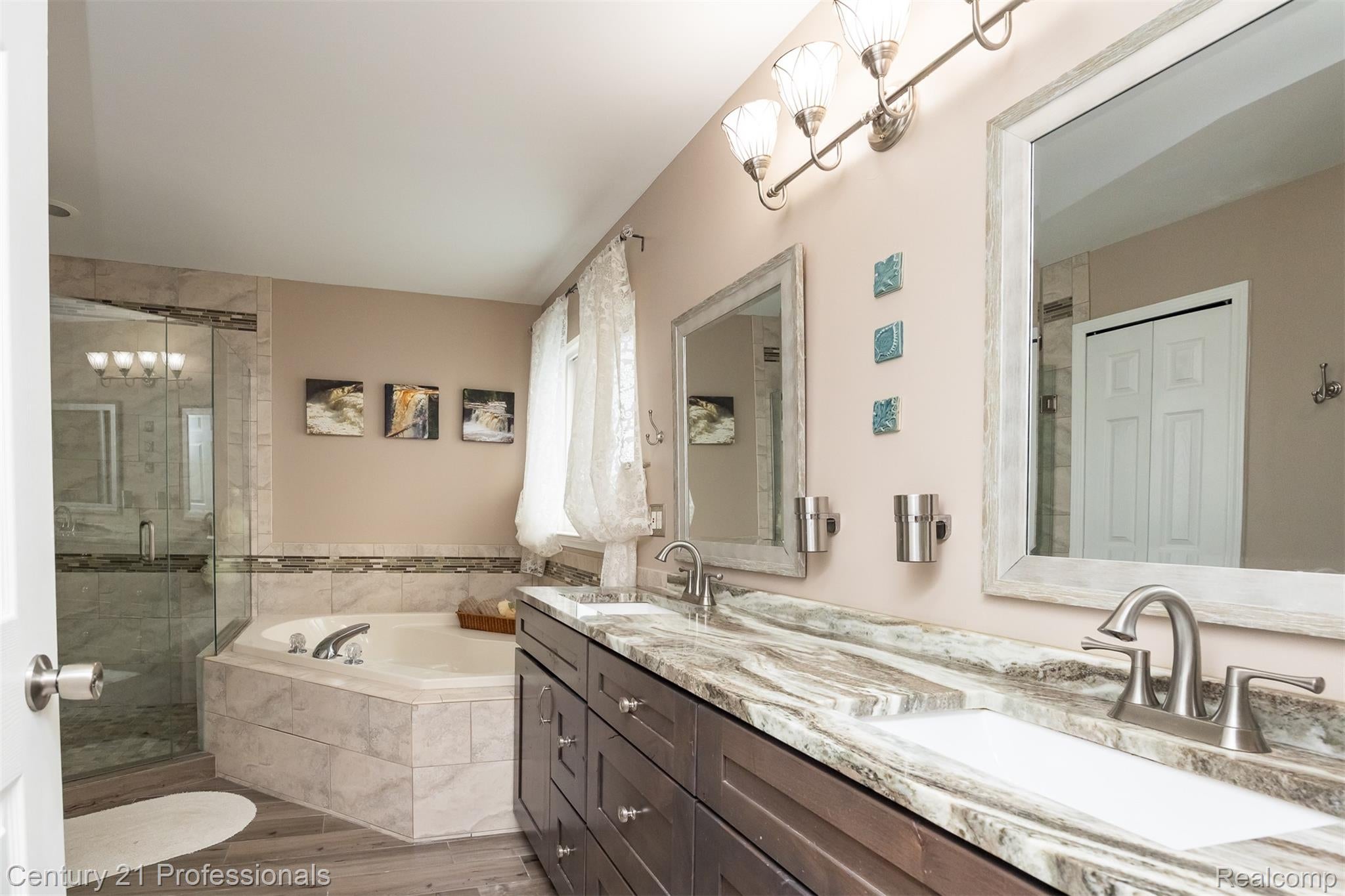 Macomb, Michigan, 48044, United States, 4 Bedrooms Bedrooms, ,3 BathroomsBathrooms,Residential,For Sale,1997727